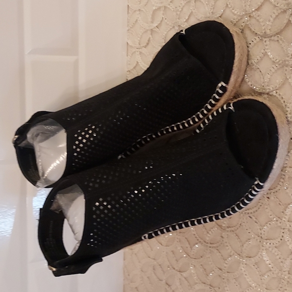 Daisy Fuentes Rory Black Wedge Sandals, Size 8.5 - Picture 2 of 14